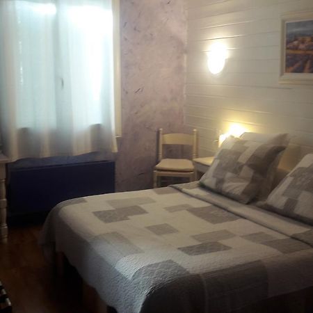 Hotel Chez Cecile Mornas Zewnętrze zdjęcie