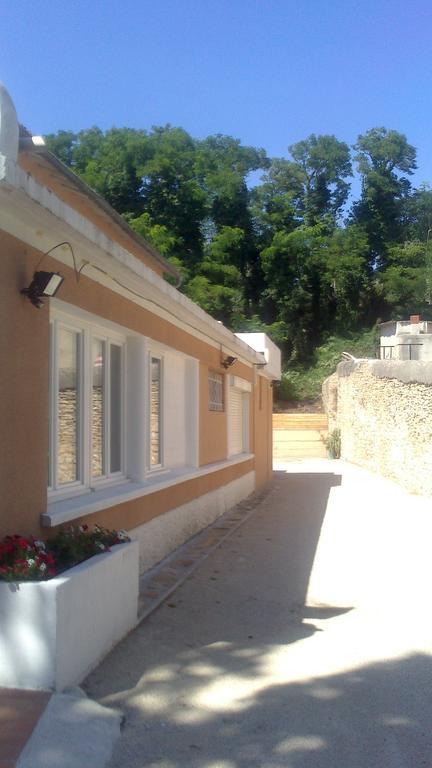 Hotel Chez Cecile Mornas Zewnętrze zdjęcie