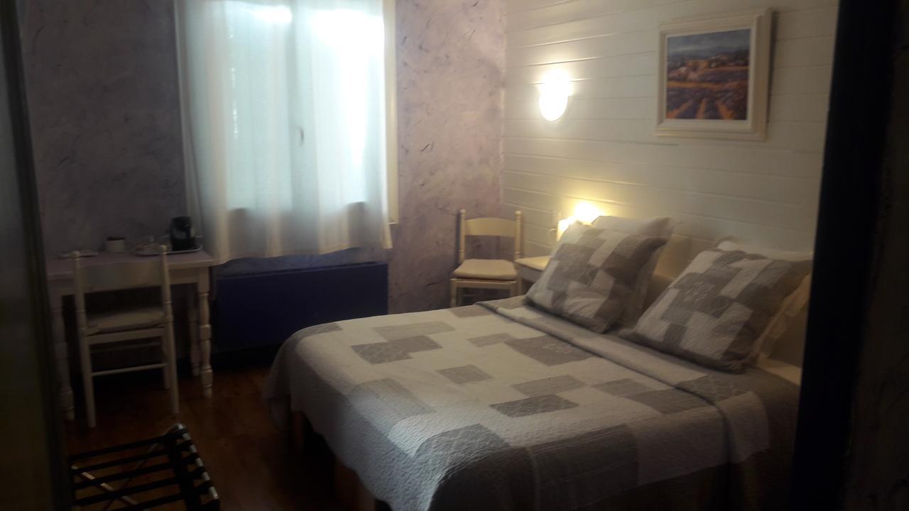 Hotel Chez Cecile Mornas Zewnętrze zdjęcie